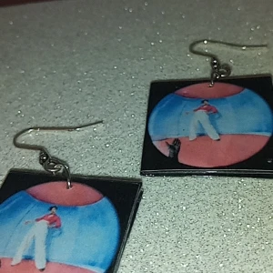 Fine Line örhängen - Örhängen som ser ut som fine Line albumet av Harry Styles. Jag köpte dom här på plick men dom har inte riktigt kommit till användning vilket är väldigt tråkigt, men tänker att någon annan kanske använder dom mera ☺️ Och på baksidan så finns track listan. Frakten kostar 11 kr❤️ Nu är flera intresserade så vi kör budning. Då blir det alltså pris + frakt (buda i hela kronor) ‼️ BUDNINGEN AVSLUTAS PÅ SÖNDAG KLOCKAN 18:00‼️