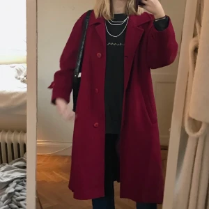 Röd kappa - Säljer min fina röda vintage kappa. Skön röd färg som inte är för skrikig i skönt mjukt material. Inngertyget är lite sönder runt axlarna - skickar bild om du vill. Innertyger hänger också ut någon centimeter där bak som man ser lite på sista bilden. Där av priset 💘