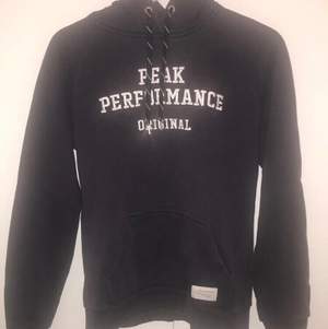 Marinblå peak performance hoodie