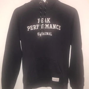 Peak performance hoodie i storlek M - Marinblå peak performance hoodie
