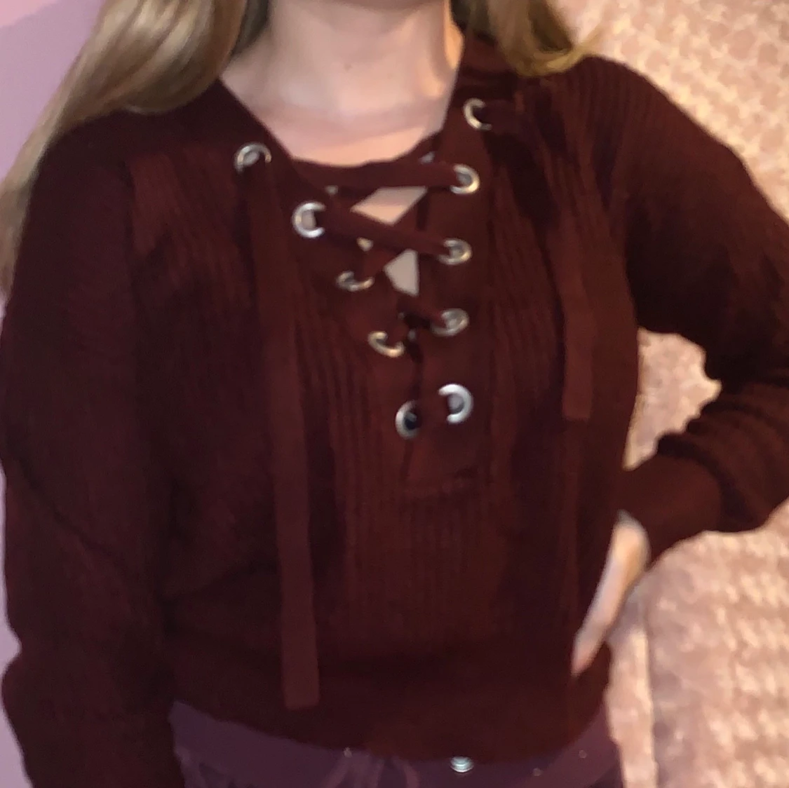 Vinröd stickad tröja