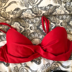 Två bikiniöverdelar - Säljer nu min röda och gula bikiniöverdel från Nelly i storlek 75C. Ni får båda för 200kr inklusive frakt. Vill ni endast ha en kostar den 120kr inklusive frakt. 💞