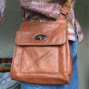 Så snygg väska! - Supersnygg väska i brunt läder (osäker om det är äkta)❤️ Banden går att justera! Secondhand skick🥰 FRI FRAKT :)