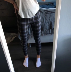 Kostymbyxor  - Rutiga kostymbyxor med tightfit. Sparsamt använda, max tre gånger. Köpare står för frakt. Ställ gärna frågor!