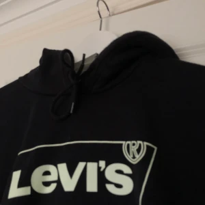 Levi’s Hoodie - skön levis tröja i svart, stl M. Skick 9,5/10! unisex. Märket lyser i mörker