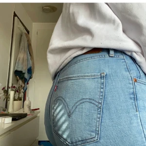 Levis jeans - Lånade bilder. Säljer dessa super fina jeans från levis. Klippta längst ner vid sömen, så något kortare.Köpte här på Plick för ett tag sedan men de var inget för mig tyvärr, frakt tillkommer✨✨