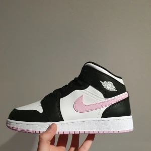 Jordan 1 Mid Pink - Tjena, säljer dessa mids i storlek 37.5 och 40. Helt nya med kvitto. Kan mötas i Lund området, pm för fler frågor!