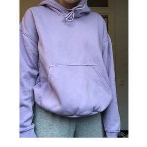 Fin lila hoodie från weekday, använd fåtal gånger och säljer pga att den inte kommer till användning. Frakt 50kr❤️