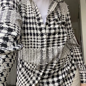 SKJORTA - Assnygg skjorta från HM i storlek S, den är lite oversize. Andvänder 1-2 gånger, 70 kr + frakt 🚚 