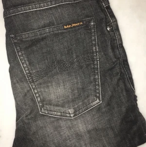 NUDIE JEANS/ storlek 28/32  - Mörka NUDIE Jeans. Sparsamt använda säljes pga av att dom är för små. Raka i modellen. 100 riksdaler tack! Ps. Köparen står för frakten 