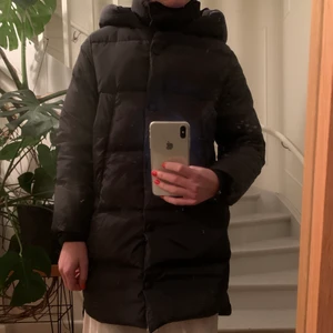 Lång dunjacka - Fin lång och varm dunjacka. (slutar lite innan knäna på mig som är 165 cm lång) från zara! Fickor fram. Använd fåtal gånger, alltså väldigt fint skick utan några defekter. Strl 152 cm, men passar som en liten XS. Köparen står för frakten ❤️