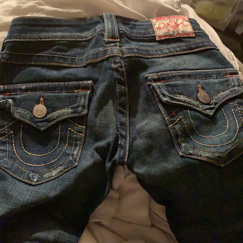 As kattiga low wasted true religion jeans i fin fint skick! Säljer för att de tyvärr är för små för mig :(, byxorna är tajta men svnänger ut lite längst ner❤️ Innerbenslängden är ca 73cm och midjemåttet är ca 78cm. Jeans & Byxor.