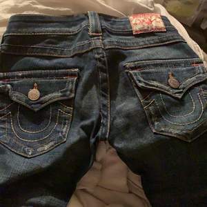 As kattiga low wasted true religion jeans i fin fint skick! Säljer för att de tyvärr är för små för mig :(, byxorna är tajta men svnänger ut lite längst ner❤️ Innerbenslängden är ca 73cm och midjemåttet är ca 78cm