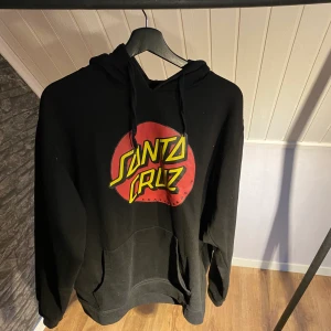Santa cruz- hoodie - Tröjan är köpt för längesen och inte använd särskilt mycket. 
