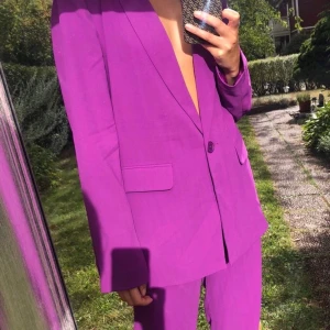 Kostymset - Oanvänt lila kostymset ifrån Nelly! Kavaj: 42 , byxor: 34 men passar en 36a då dom är stora i storleken 