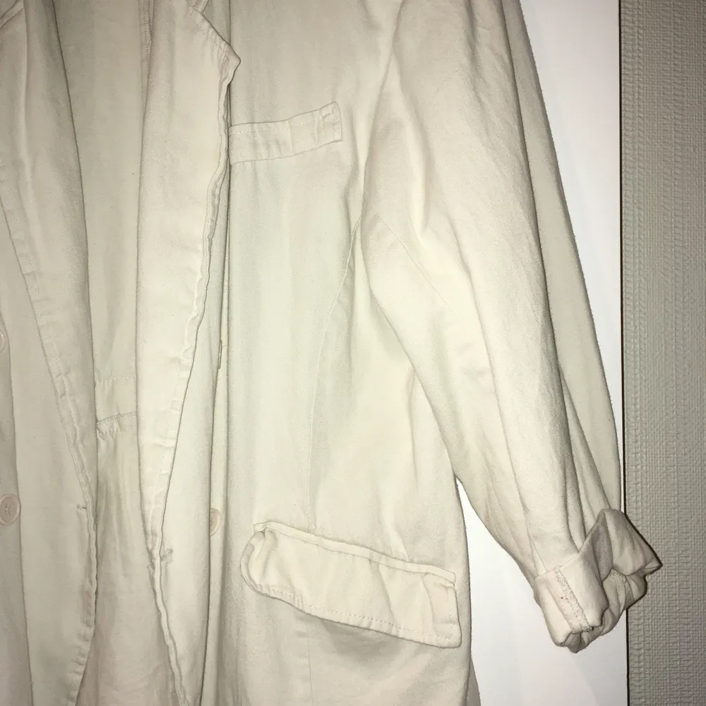 En st vit 80-tals jacka ärvd från min kära moder. Storlek L men jag har haft den som en oversize M. Jackor.