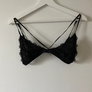 Spetstopp - Snygg spetstopp från Nelly! Använd fåtal gånger och i superbra skick!! Snygg detalj under exempelvis v-ringade tröjor:)