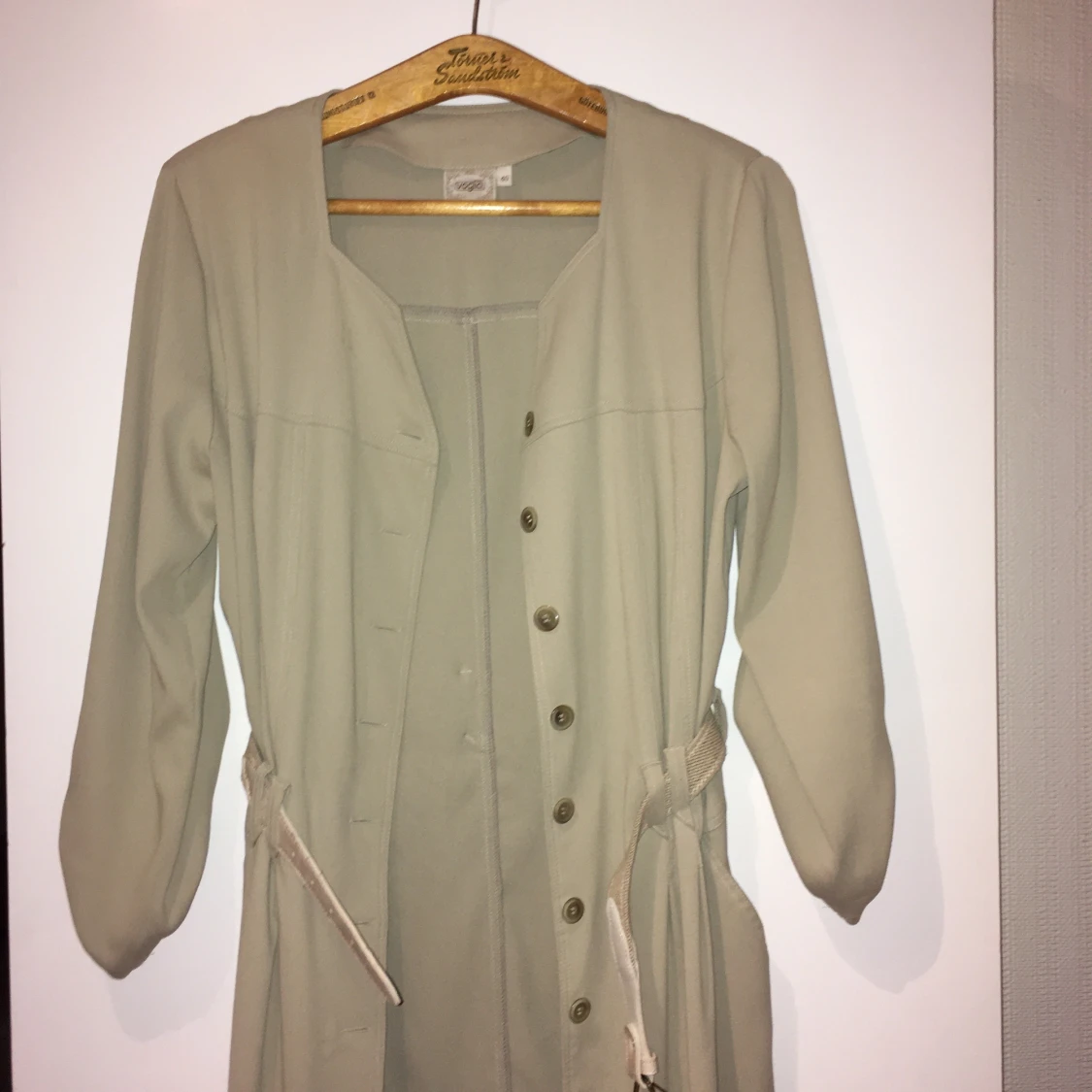 En beige jacka  - 90