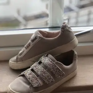 Glittriga skor från Zara, relativt fina i skicket! Frakten ingår redan i priset 