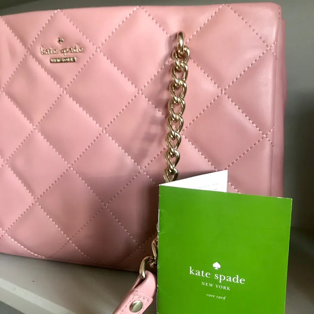 Äkta Kate Spade handväska inköpt på bloomingdales i usa 2018 för 5800:-. Använd vid 2 tillfällen, felfri. Det lilla blocket tillkom vid köp, visar på äkthet. OBS! Äkta läder. Väskor.