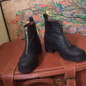  - Snygga vinterboots från sixty Seven i äkta skinn, nypris 1000kr. Skorna stängs med dragkedjan på insidan. Passar storlek 39-40. (Skorna är i väldigt bra skick). 

Frakt 70kr