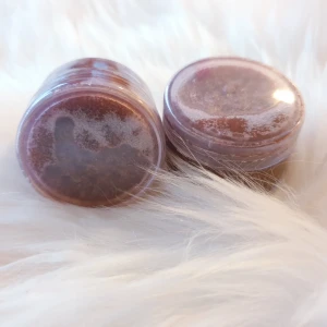 Mint chocolate lipscrub 🍫 - Mint chocolate ätbar lipscrub 30kr/st, frakt 15kr. Innehåller coconut oil, E vitamin, Jojoba oil. Den hjälpa att ta bort det döda huden på läpparna men också återfuktar och mjukgör dem. 