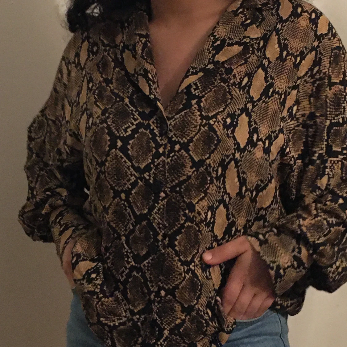 Ormmönstrad skjorta