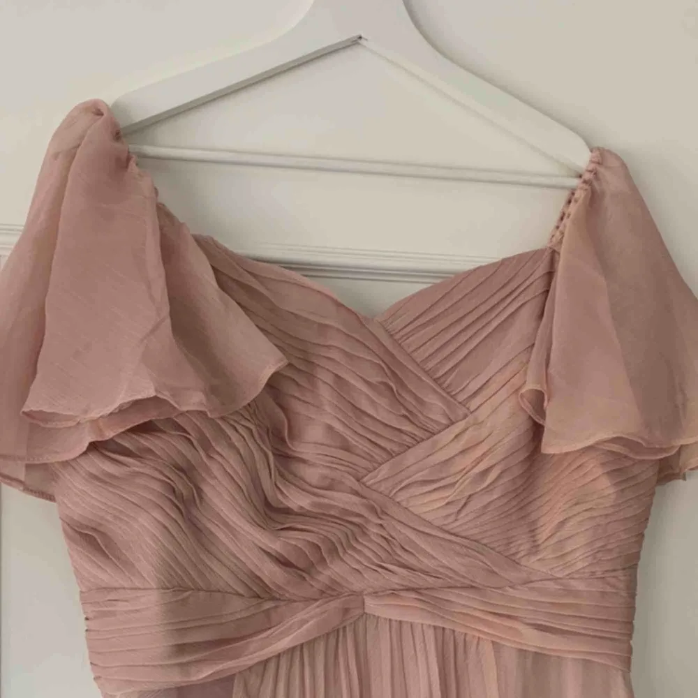 Super fin ljusrosa balklänning inköpt 2019 från asos för ca 1000kr. Endast använd vid ett tillfälle. Den har isydd resår i båda ärmarna men det går att ta ut.. Klänningar.