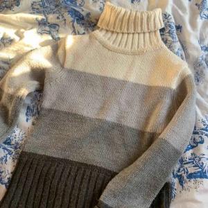  - Stickad tröja i olika färger. Så snygg och perfekt basplagg att ha hemma! Frakt tillkommer (63kr)