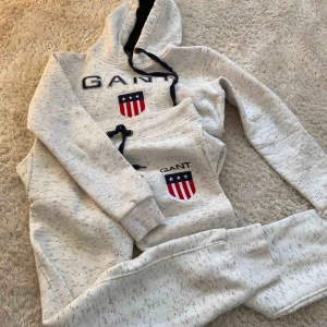  - Supermysigt mjukisset, är i storlek M men sitter som S. Dock så har sömmen gått upp lite på ena armen (se bild), men inget som inte går att lösa med lite tråd🤪🤪. Pris kan diskuteras