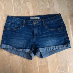  - Är i storlek 38 men är små i storleken så passar 36 bättre 😊 