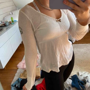 Vit blus - Riktigt fin Odd Molly tröja, i super skick! Säljs för kommer ej till användning mer. Sitter perfekt på mig som vanligtvis har S. Nypris: 600 (pris kan diskuteras)