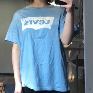 Ljus blå T-shirt från Levi’s! I nyskick och säljer den pga att den ej kommer till användning💞
