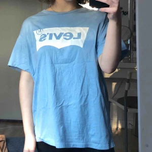 T-shirt  - Ljus blå T-shirt från Levi’s! I nyskick och säljer den pga att den ej kommer till användning💞