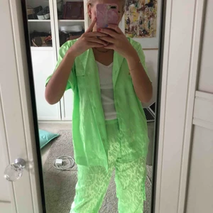 Asos set - Neongröna byxor med cargo fickor och en matchande skjorta till! Funkar att köpa separat!