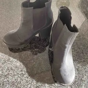 Svarta boots 👌🏼   Kan träffas i centrala Stockholm, eller så står köparen för frakten.