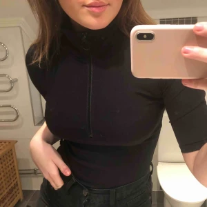  - cool body från BilBik i strlk S men skulle säga att den även passar M, använd 1 gång så den är i nyskick☺️ (man kan ha dragkedjan hur man vill)