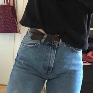 Momjeans  - Säljer dessa jättefina momjeans från Bik Bok . Aldrig använda men säljer då de är lite för stora för mig💞. (Köpare står för frakt)
