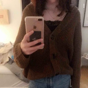  - En brun/ beige kofta i storleken S från pull&bear OBS! Den är stor i storleken
