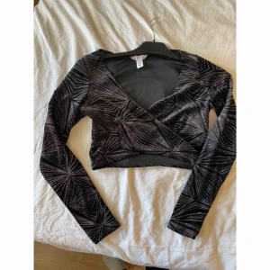  - Snygg glittrig top M (som S) 