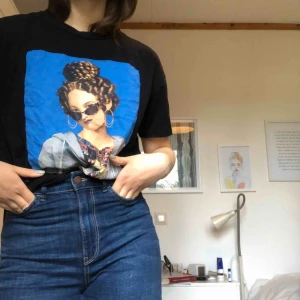  - Säljer denna coola svarta tröja med tryck från Zara! Köparen står för frakten🥰