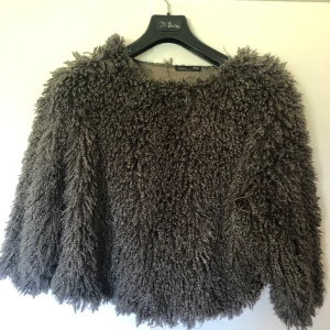 Tröja från Zara - Superfin tröja från zara i ullimitation! Köpt här på plick och ser ut att vara nästan oanvänd! Den är oversize i storleken så passar S-L 🥰