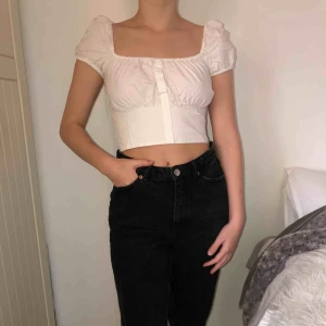  - Vit topp från Zara i strl S! Lite ”puff” ärmar och den sitter tight runt bröstet. Använd 2 gånger! Köparen står för ev frakt!🌼