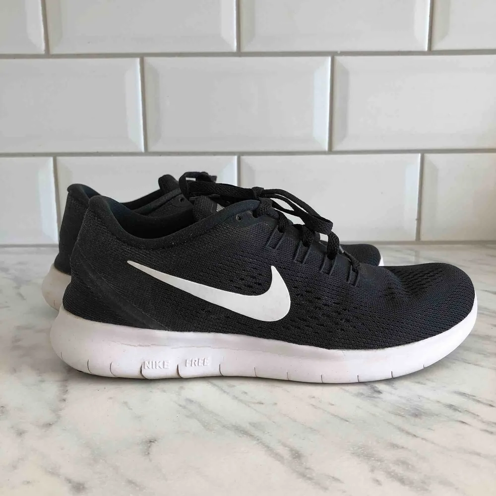 Nike Free Run W löparskor. Storlek 36,5. Mycket bra skick, använda väldigt sparsamt utomhus. Köparen står för frakten. . Skor.