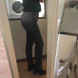  - Jättesköna gråa kosymbyxor i bra skick. Köparen står för frakten☺️  (Syns inte så bra på bilden men det är pressveck)