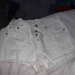  - Säljer mina vita Levis shorts som aldrig är använda. Köpta ifrån Nelly med lite slitningar i fram. 