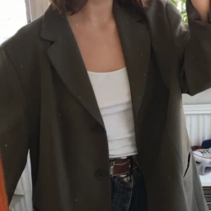 Oversize kavaj - En mörkgrön oversize vintage kavaj som fungerar som kappa utan axelvaddar