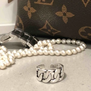 Chain - Cool & justerbar ring med kedje-imitation, oanvänd. Frakt ingår 😃