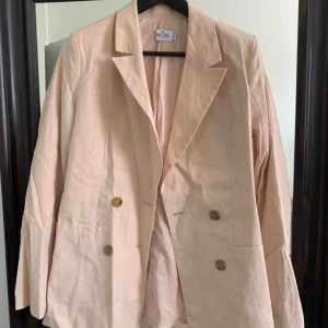  - Linnekavaj på NA-KD. Aldrig använd. Normal i storleken. Jättefin passform. 