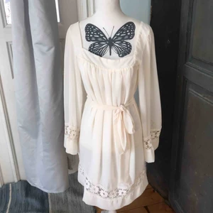  - Vacker vit klänning från Topshop storlek 38.  Går att använda med eller utan skärpet. 